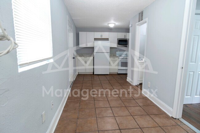 Building Photo - 1044 W 28th St