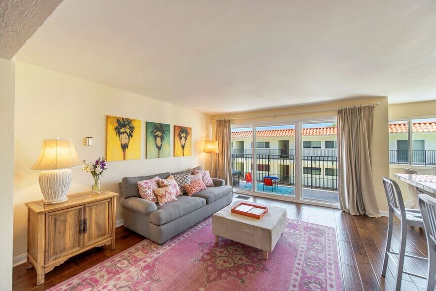 Living room - 1720 Ardmore Ave