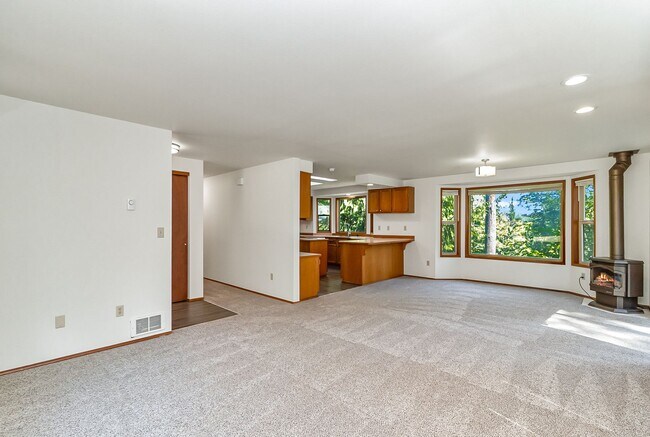 Building Photo - Home on Acreage with Mountain views