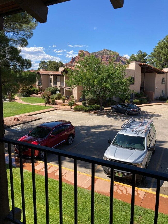 Building Photo - Gorgeous 2B/2B condo with Red Rock views, ...