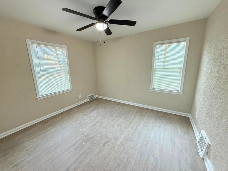 Building Photo - This beautifully updated 3-bedroom, 1-bath single-family home is ready for move-in!