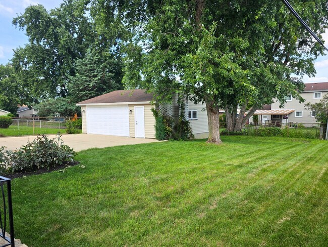 Building Photo - 515 N La Londe Ave