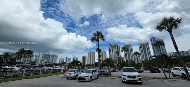 Building Photo - 400 Kings Point Dr