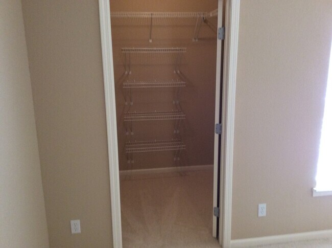 Building Photo - 2 bedroom Condo in a gated community. 1 Ca...