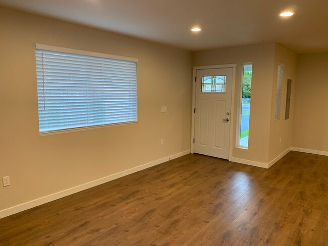 Building Photo - 619 Elizabeth St