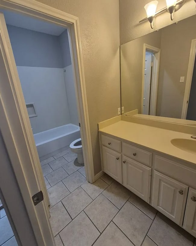 Building Photo - 3 bed 3 bath one block away from Baylor