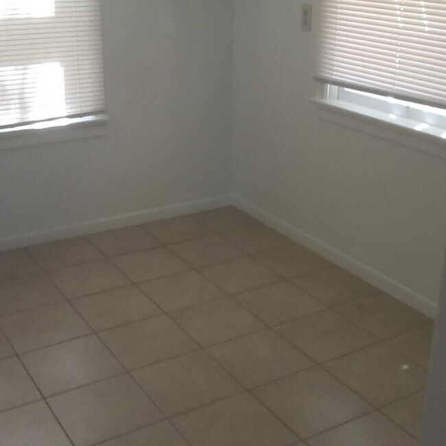 Building Photo - Spacious corner unit in Cortez Hills!