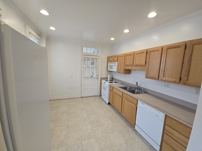 Building Photo - 621 W Princess Anne Rd