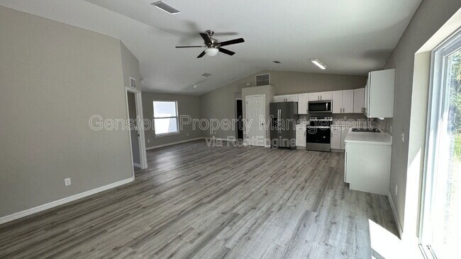 Building Photo - 327 Lester Ave S