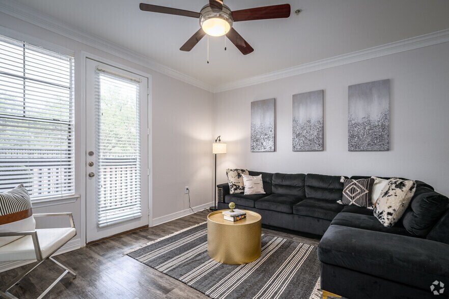 2BR, 2BA - 1,142SF - Portico Kirby