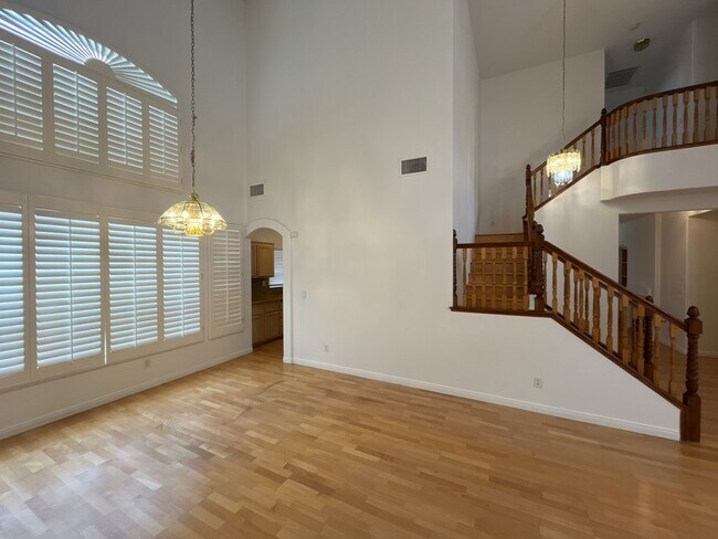 Building Photo - GET READY FOR SUMMER IN THIS BEAUTIFUL 5 BEDROM 3 BATHROOM HOME WITH A STATE OF THE ART APPLIANCE...