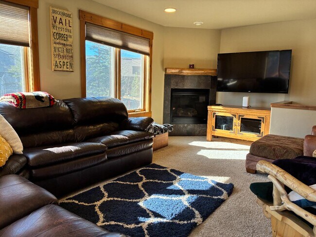 Building Photo - 831 Ermine Ln