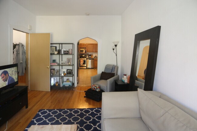 Building Photo - 430 S Racine Ave