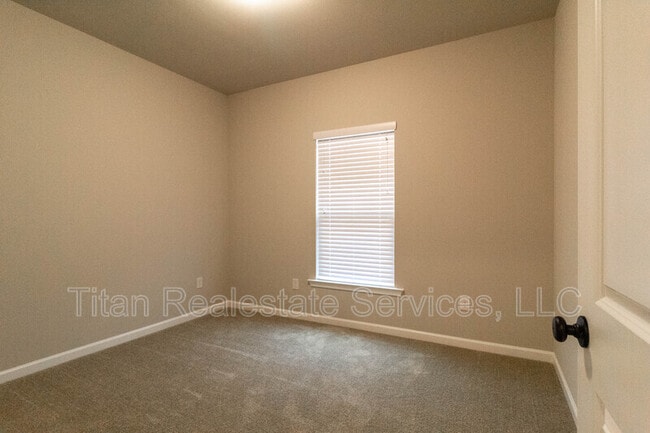 Building Photo - 526 Elwick Dr