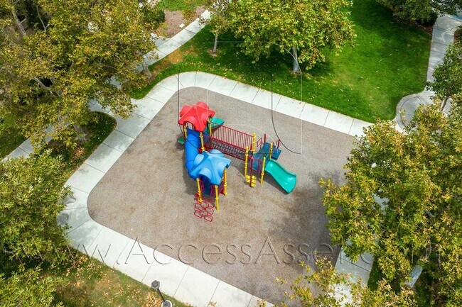 Building Photo - 3 Bed / 2.5 Bath Townhome | Open Layout + Modern Finishes