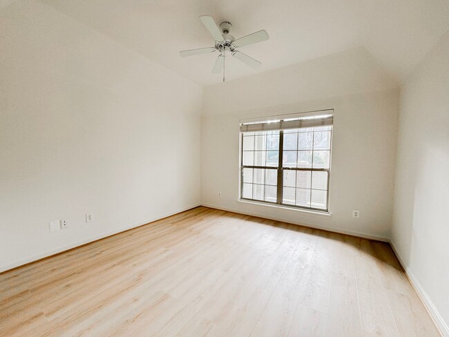 Building Photo - Beautiful 1 Bed 1 Bath Condo With Patio In...