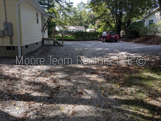 Building Photo - Cozy 2 Bed House with Deck & Yard