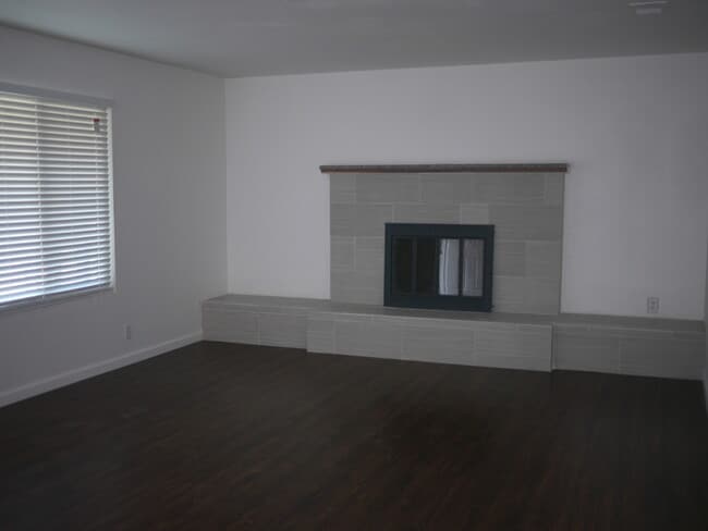 Building Photo - Charming 2-Bed, 1.5-Bath Home with 2-Car Garage in Hesperia, CA!