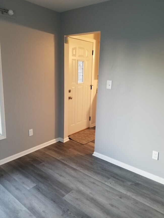 Building Photo - 534 E 17th St