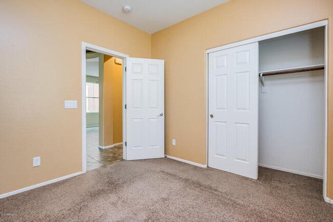 Building Photo - GREAT LOCATION! Fabulous move-in ready 5 bed /3 bath home in south Tempe