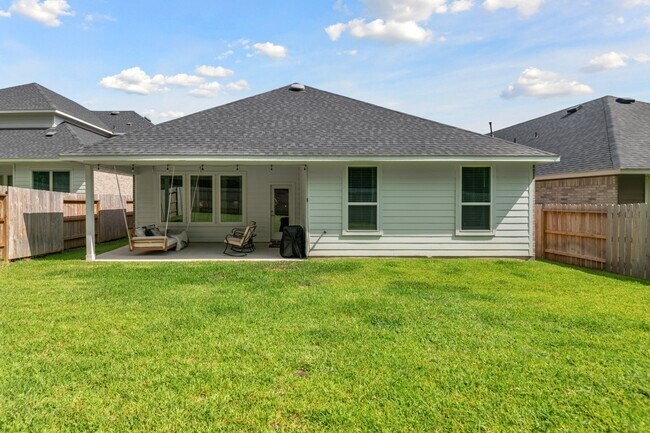 Building Photo - 560 Newcomb Holw Dr