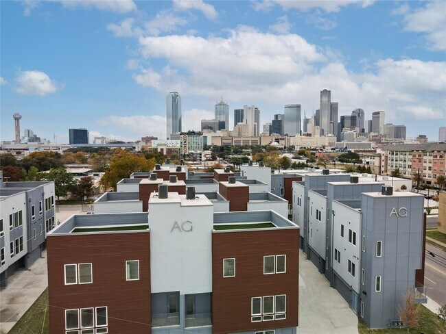 Primary Photo - 1515 S Akard St