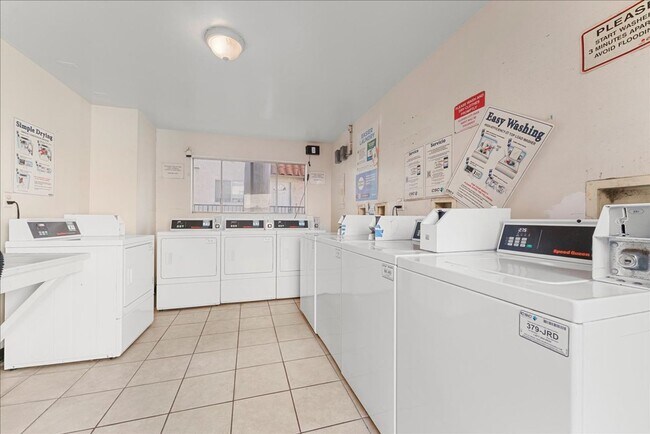 Building Photo - 719 N Eucalyptus Ave