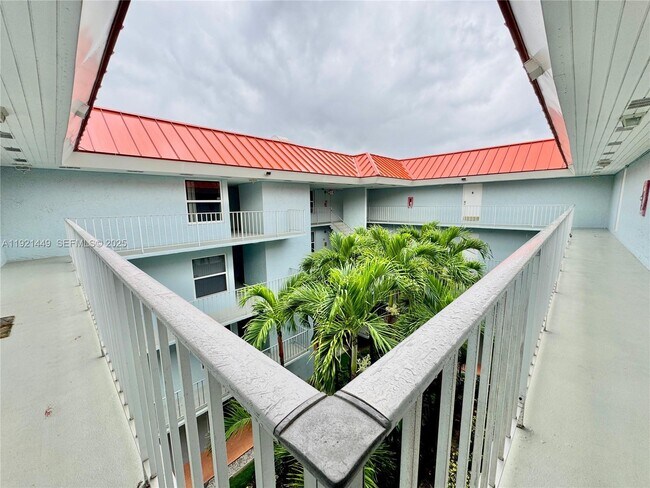 Building Photo - 505 S Pine Island Rd