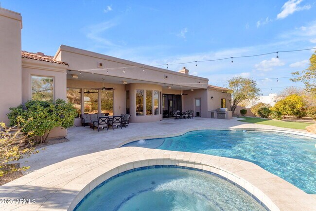 Building Photo - 6938 E Lomas Verdes Dr