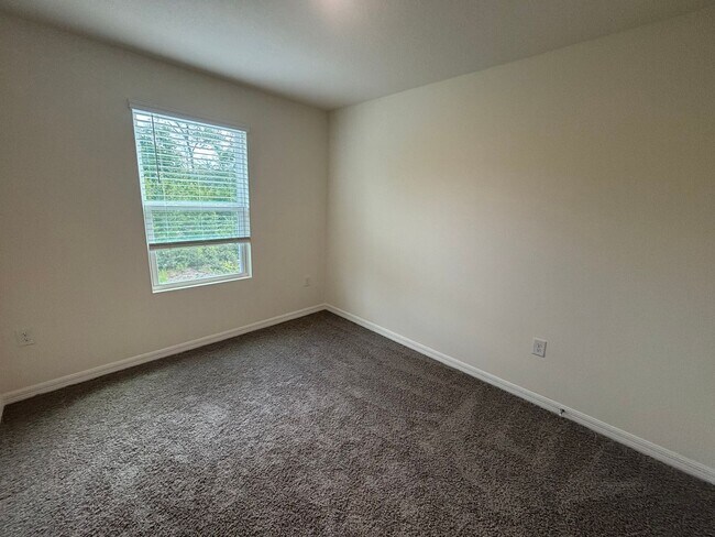 Building Photo - Amazing Location! Town House with Garage I...