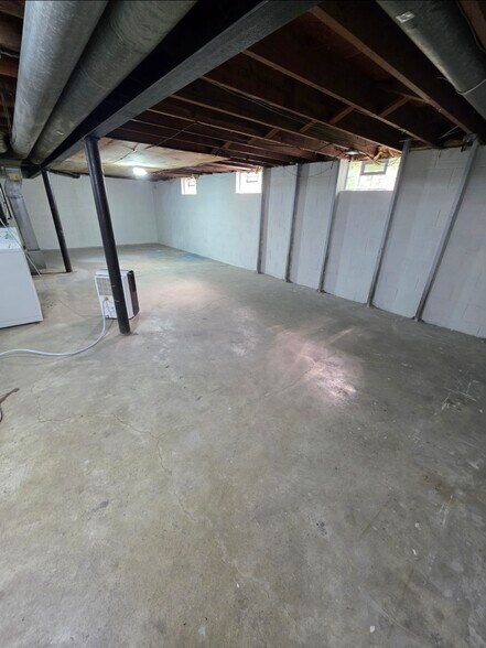 Building Photo - 4839 W Lynndale Ave