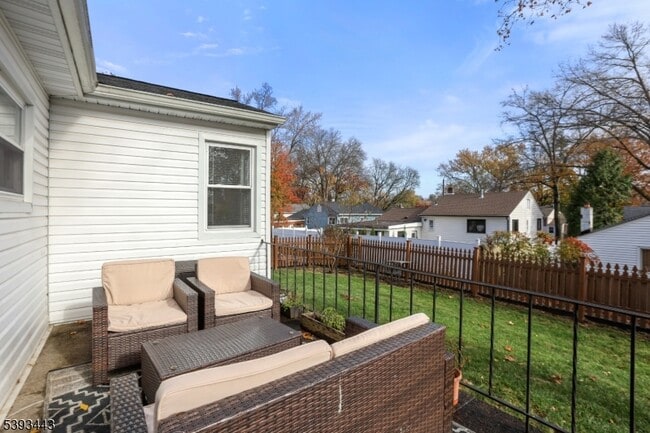 Building Photo - 214 S Valley Rd