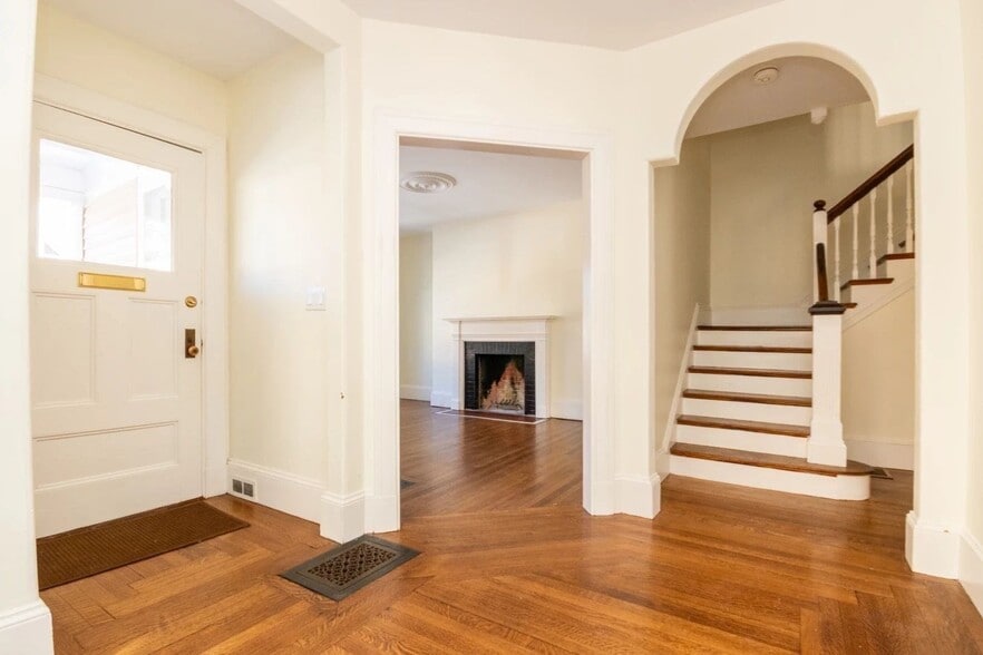 Primary Photo - 16 Fletcher St