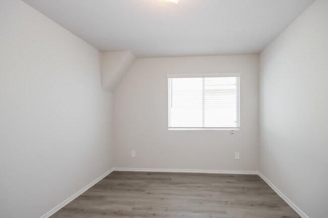 Building Photo - 204 Blue Crane St