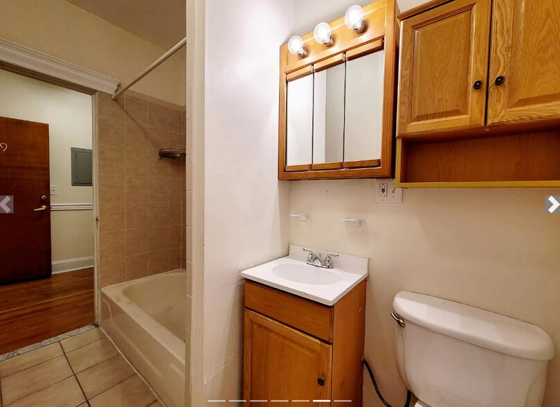 Building Photo - 368 Riverway