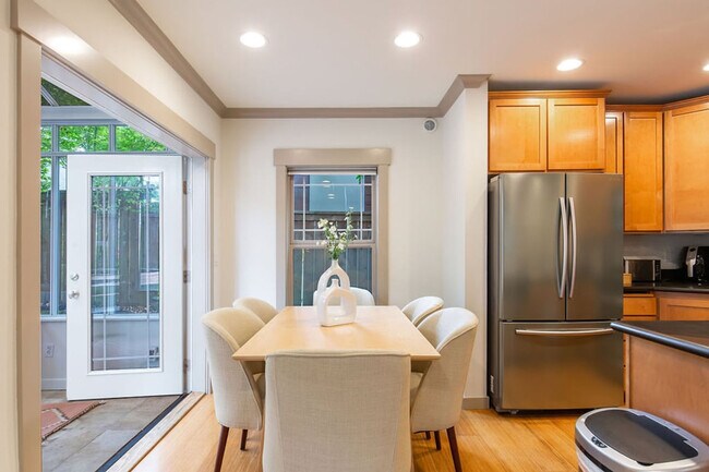 Building Photo - 1916 E Spruce St