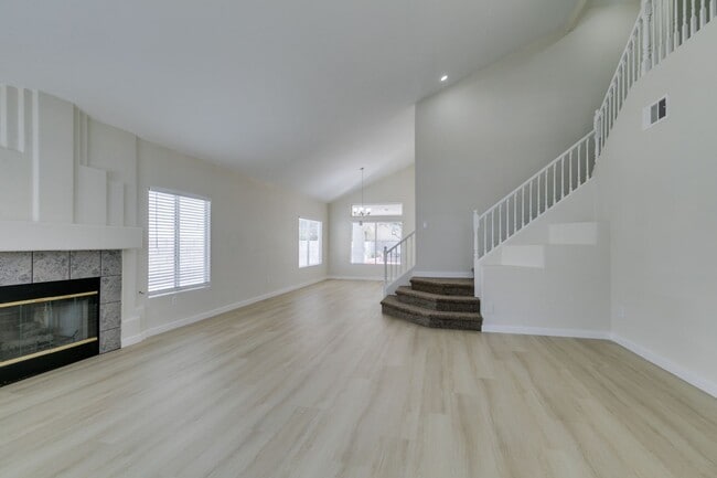Building Photo - Stunning 3 Bedroom, 2.5 Bathroom Home in E...