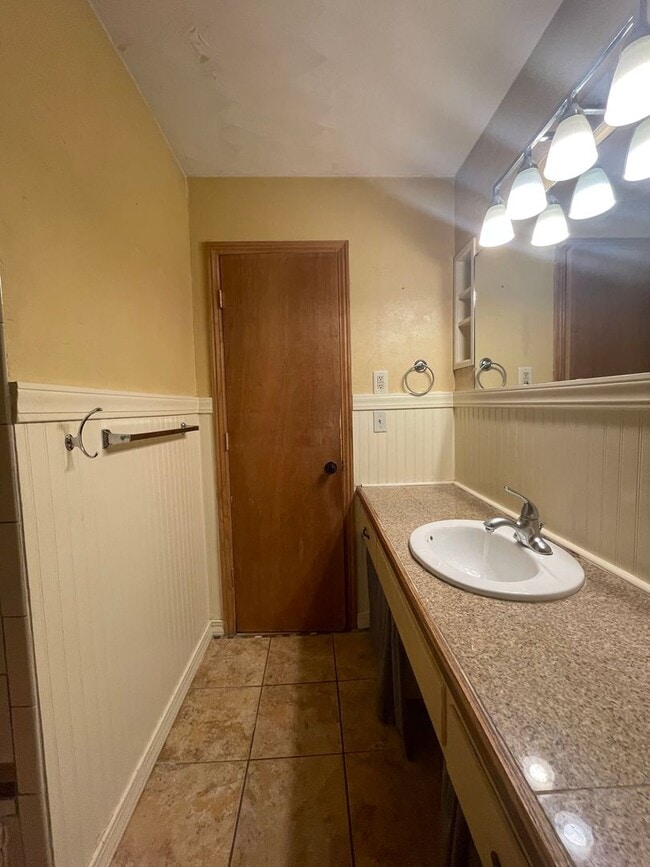Building Photo - Charming Springfield home off South Campbell