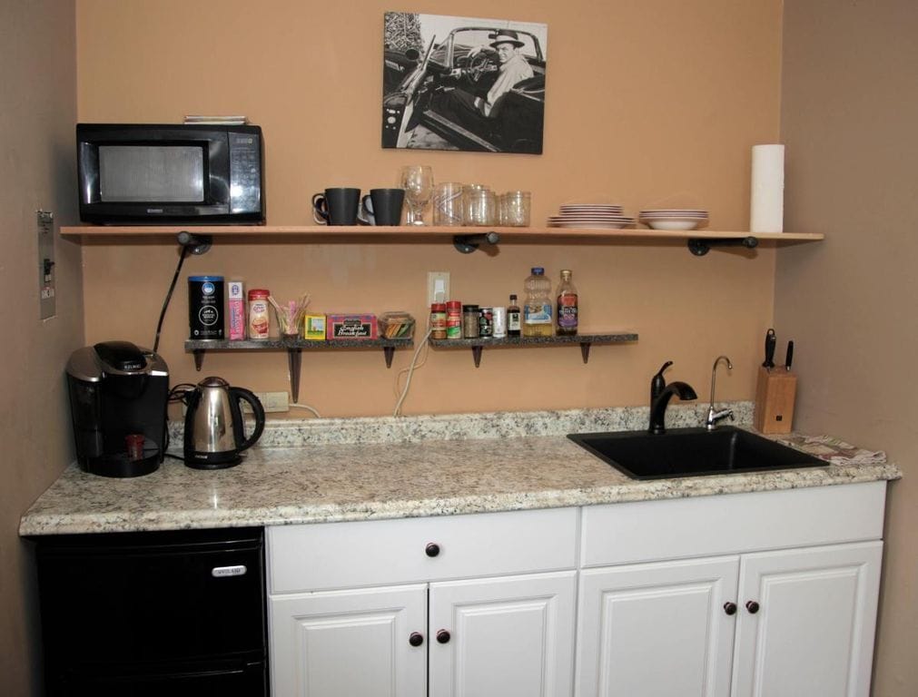 Kitchenette (no gas stove), electric hot pad welcome - 4003 Harriman Ave