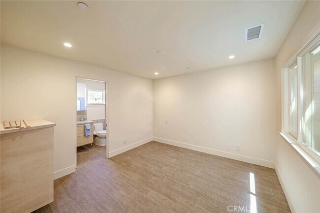 Building Photo - 376 Cliff Dr