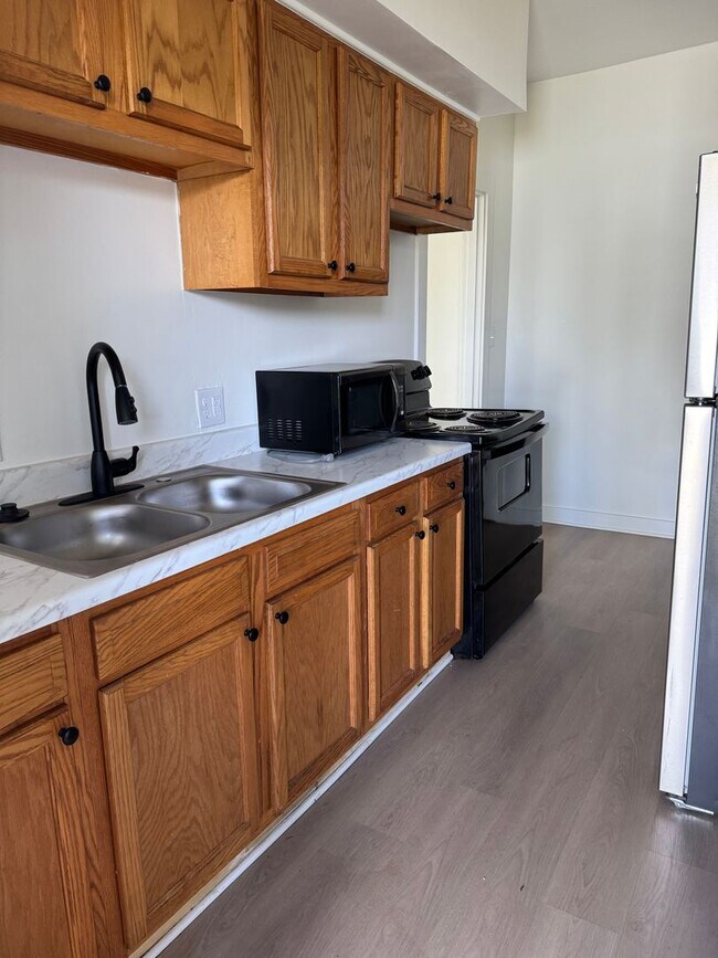 Building Photo - 2 Bedroom, 1 Bath Single Family Home - Sou...