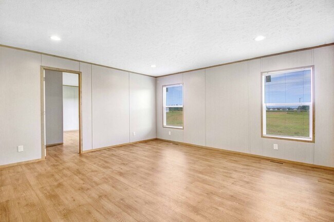 Building Photo - SPACIOUS 4 BR | 3 BA HOME W/ PLENTY OF PRI...