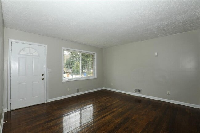 Building Photo - 722 Tara Cir SE