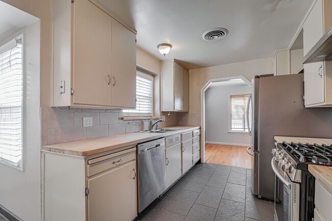 Building Photo - 4+2 Downtown Truxtun Ave Charm!