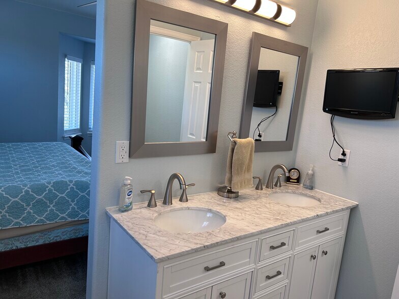 Building Photo - 4922 N Silverlace Dr