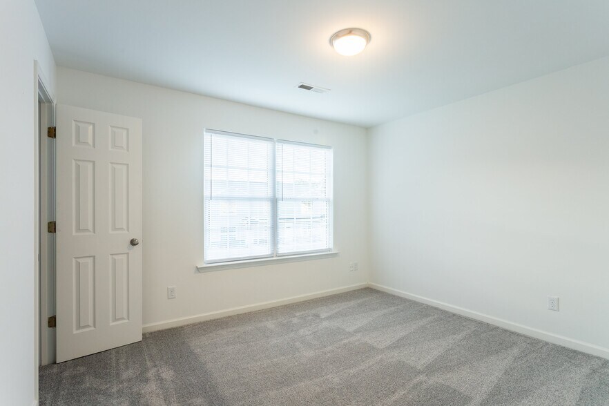 Building Photo - 220 Halo Dr