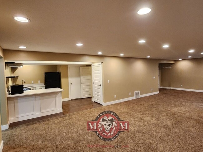 Building Photo - Remodeled 5 Bd Home in Midvale