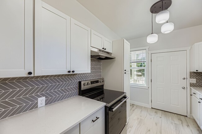 Building Photo - Breathtaking Renovation! Oversized 2 Bed 1...
