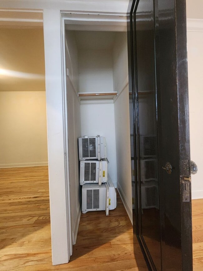 Building Photo - Spacious 2bed/1bath With Vintage Touches and Updated Kitchen