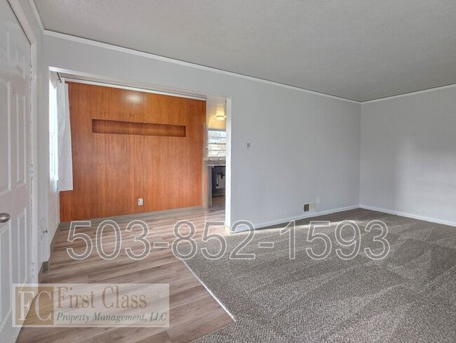 Building Photo - 5325 SE Reedway St